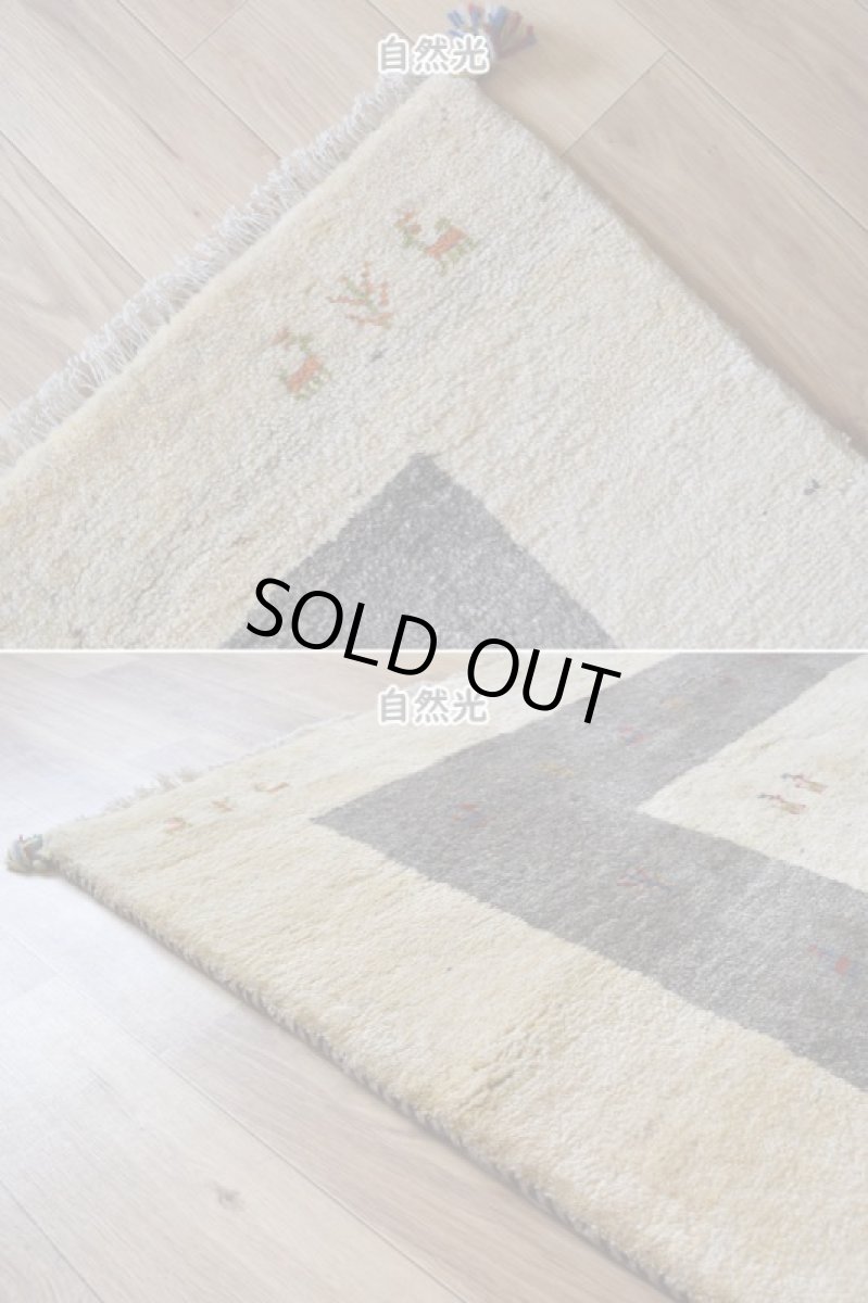 画像8: 新品 ペルシャ ギャッベ 縦2.5m 横2m 5㎡ 〜3帖 リビング ダイニング 2-3人掛けソファ サイズ 248 × 200 cm No.2207 肉厚 ウール ギャベ 手織り ハンドメイド ラグ 絨毯 カーペット リビングダイニングルームやベッドサイドに 生成り クリーム オフホワイト グレー 原毛系 動物 生命の樹柄 n-2207-248200s006p (8)