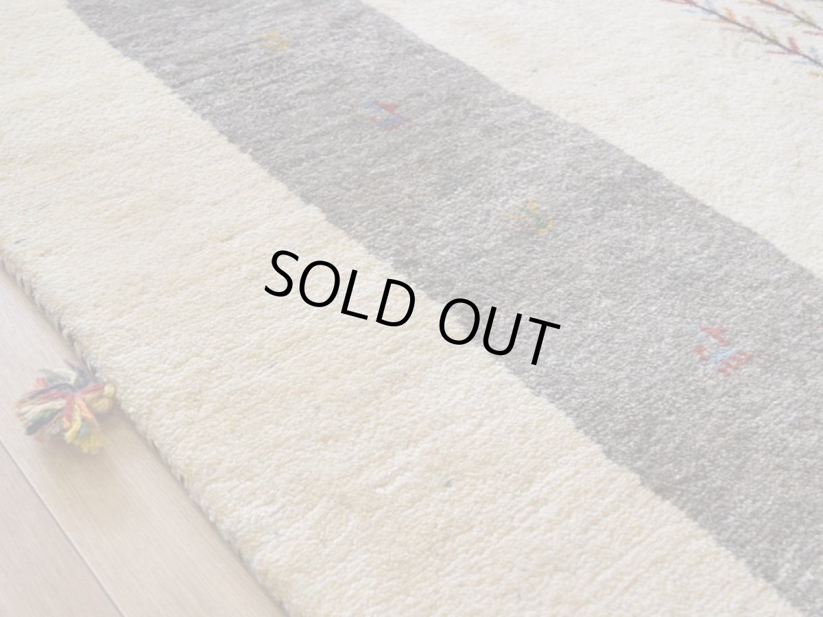 画像11: 新品 ペルシャ ギャッベ 縦2.5m 横2m 5㎡ 〜3帖 リビング ダイニング 2-3人掛けソファ サイズ 248 × 200 cm No.2207 肉厚 ウール ギャベ 手織り ハンドメイド ラグ 絨毯 カーペット リビングダイニングルームやベッドサイドに 生成り クリーム オフホワイト グレー 原毛系 動物 生命の樹柄 n-2207-248200s006p (11)