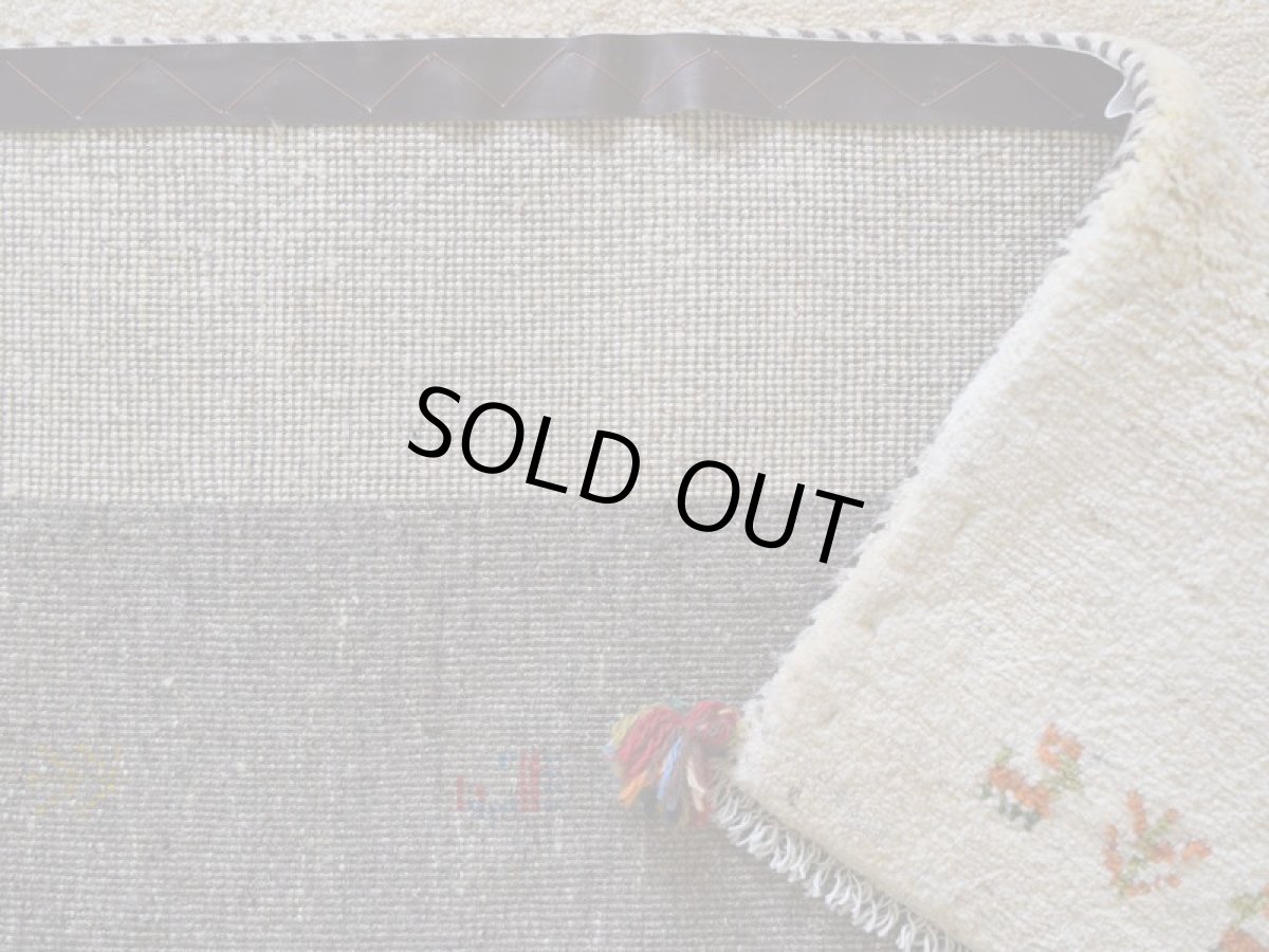 画像14: 新品 ペルシャ ギャッベ 縦2.5m 横2m 5㎡ 〜3帖 リビング ダイニング 2-3人掛けソファ サイズ 248 × 200 cm No.2207 肉厚 ウール ギャベ 手織り ハンドメイド ラグ 絨毯 カーペット リビングダイニングルームやベッドサイドに 生成り クリーム オフホワイト グレー 原毛系 動物 生命の樹柄 n-2207-248200s006p (14)