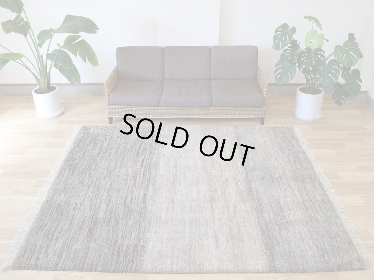 画像1: 新品 ペルシャ ギャッベ 縦2.4m 横2m 5㎡ 〜3帖 リビング ダイニング 2-3人掛けソファ サイズ 235 × 200 cm No.P399 肉厚 天然 ウール ギャベ 手織り ハンドメイド ラグ 絨毯 カーペット リビングダイニングルームやベッドサイドに 生成り ベージュ 茶 グレー 原毛系 グラデーション n-p399-235200h044p (1)