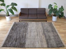 画像1: 新品 ペルシャ ギャッベ 縦2.4m 横2m 5㎡ 〜3帖 リビング ダイニング 2-3人掛けソファ サイズ 235 × 200 cm No.P399 肉厚 天然 ウール ギャベ 手織り ハンドメイド ラグ 絨毯 カーペット リビングダイニングルームやベッドサイドに 生成り ベージュ 茶 グレー 原毛系 グラデーション n-p399-235200h044p (1)