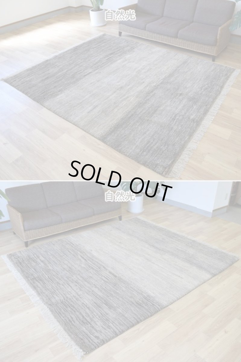 画像4: 新品 ペルシャ ギャッベ 縦2.4m 横2m 5㎡ 〜3帖 リビング ダイニング 2-3人掛けソファ サイズ 235 × 200 cm No.P399 肉厚 天然 ウール ギャベ 手織り ハンドメイド ラグ 絨毯 カーペット リビングダイニングルームやベッドサイドに 生成り ベージュ 茶 グレー 原毛系 グラデーション n-p399-235200h044p (4)