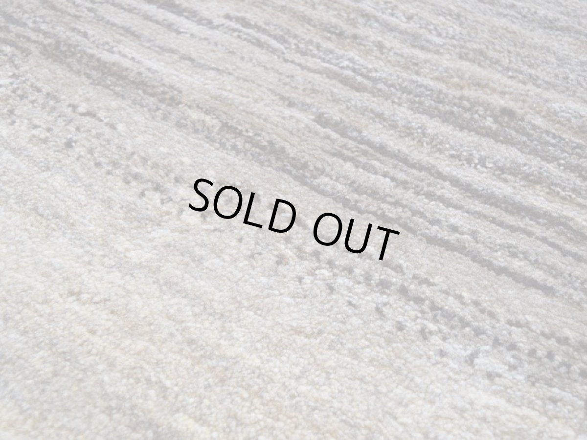 画像11: 新品 ペルシャ ギャッベ 縦2.4m 横2m 5㎡ 〜3帖 リビング ダイニング 2-3人掛けソファ サイズ 235 × 200 cm No.P399 肉厚 天然 ウール ギャベ 手織り ハンドメイド ラグ 絨毯 カーペット リビングダイニングルームやベッドサイドに 生成り ベージュ 茶 グレー 原毛系 グラデーション n-p399-235200h044p (11)