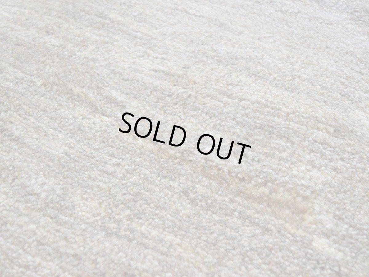 画像12: 新品 ペルシャ ギャッベ 縦2.4m 横2m 5㎡ 〜3帖 リビング ダイニング 2-3人掛けソファ サイズ 235 × 200 cm No.P399 肉厚 天然 ウール ギャベ 手織り ハンドメイド ラグ 絨毯 カーペット リビングダイニングルームやベッドサイドに 生成り ベージュ 茶 グレー 原毛系 グラデーション n-p399-235200h044p (12)