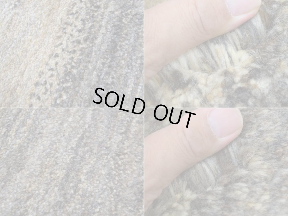 画像17: 新品 ペルシャ ギャッベ 縦2.4m 横2m 5㎡ 〜3帖 リビング ダイニング 2-3人掛けソファ サイズ 235 × 200 cm No.P399 肉厚 天然 ウール ギャベ 手織り ハンドメイド ラグ 絨毯 カーペット リビングダイニングルームやベッドサイドに 生成り ベージュ 茶 グレー 原毛系 グラデーション n-p399-235200h044p (17)