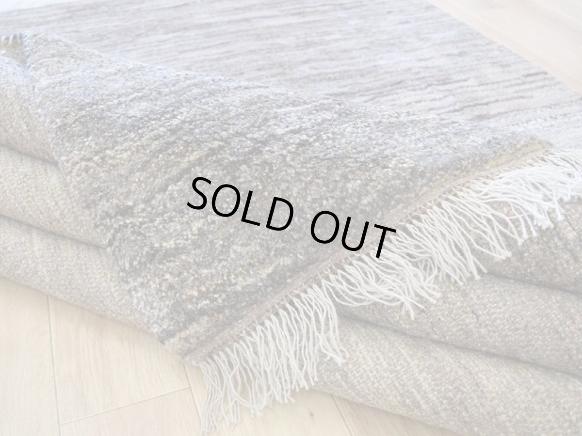画像15: 新品 ペルシャ ギャッベ 縦2.4m 横2m 5㎡ 〜3帖 リビング ダイニング 2-3人掛けソファ サイズ 235 × 200 cm No.P399 肉厚 天然 ウール ギャベ 手織り ハンドメイド ラグ 絨毯 カーペット リビングダイニングルームやベッドサイドに 生成り ベージュ 茶 グレー 原毛系 グラデーション n-p399-235200h044p (15)