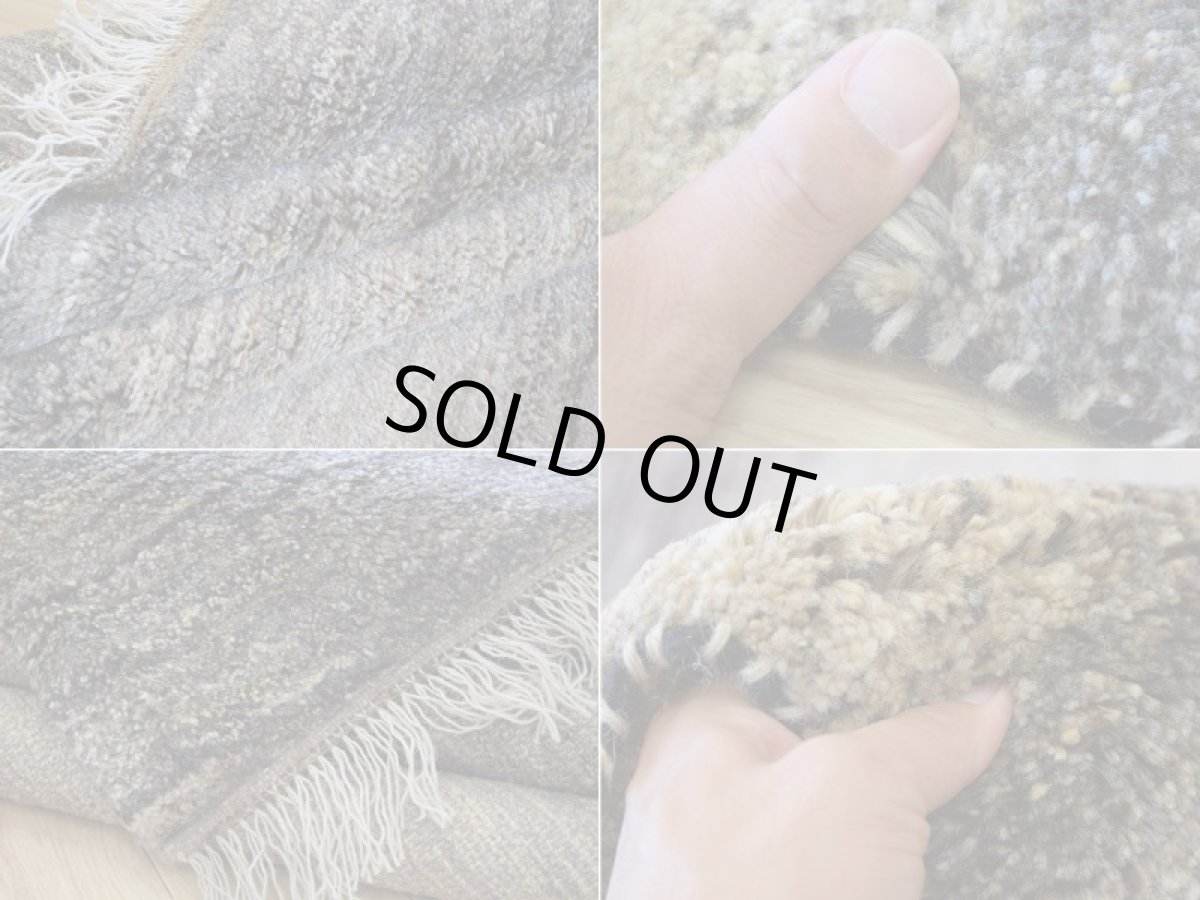 画像18: 新品 ペルシャ ギャッベ 縦2.4m 横2m 5㎡ 〜3帖 リビング ダイニング 2-3人掛けソファ サイズ 235 × 200 cm No.P399 肉厚 天然 ウール ギャベ 手織り ハンドメイド ラグ 絨毯 カーペット リビングダイニングルームやベッドサイドに 生成り ベージュ 茶 グレー 原毛系 グラデーション n-p399-235200h044p (18)