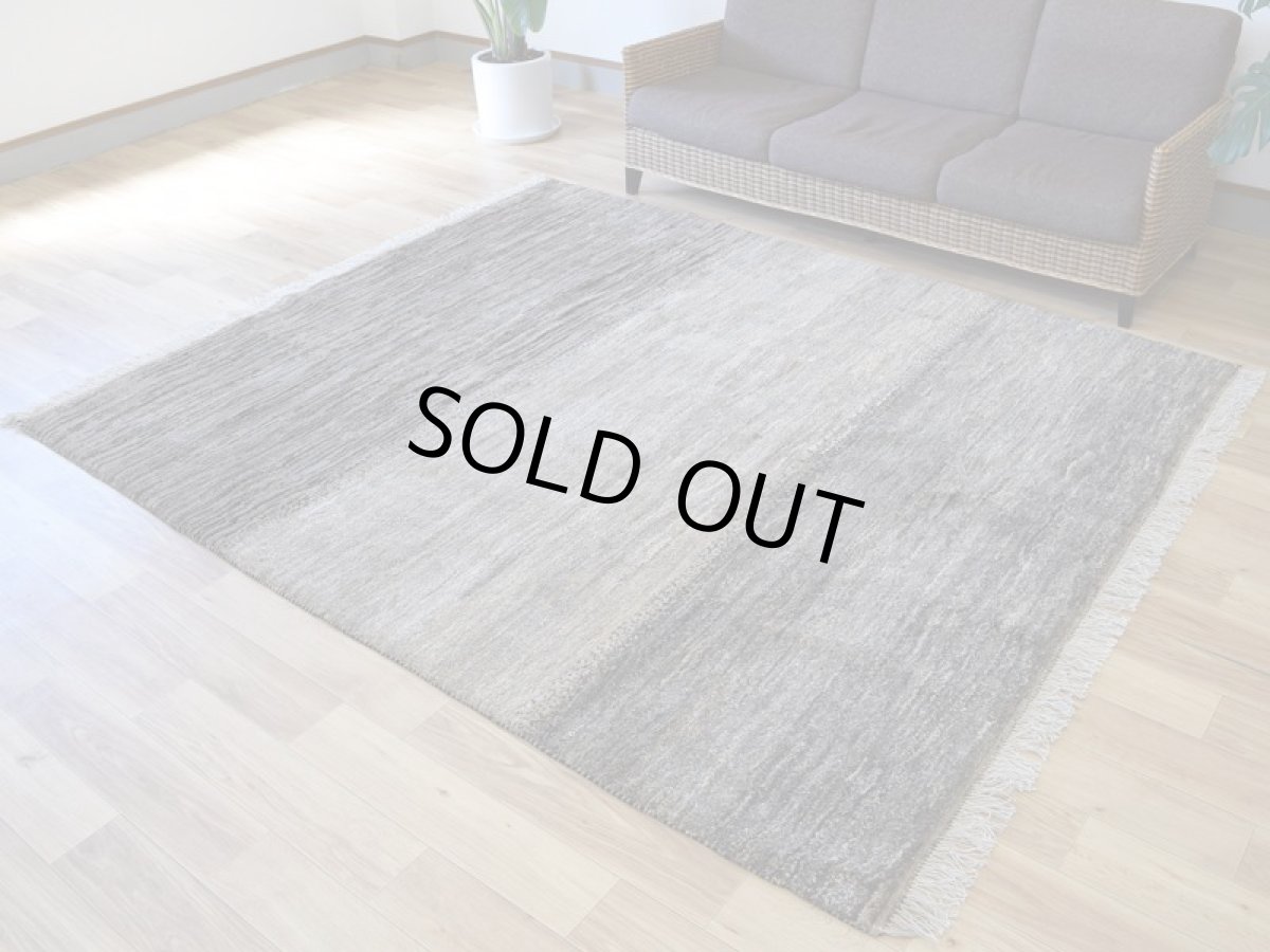画像2: 新品 ペルシャ ギャッベ 縦2.4m 横2m 5㎡ 〜3帖 リビング ダイニング 2-3人掛けソファ サイズ 235 × 200 cm No.P399 肉厚 天然 ウール ギャベ 手織り ハンドメイド ラグ 絨毯 カーペット リビングダイニングルームやベッドサイドに 生成り ベージュ 茶 グレー 原毛系 グラデーション n-p399-235200h044p (2)