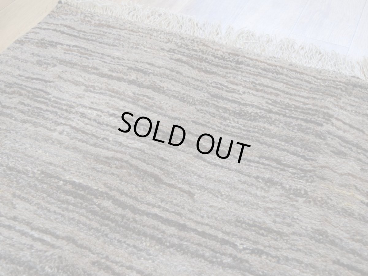 画像10: 新品 ペルシャ ギャッベ 縦2.4m 横2m 5㎡ 〜3帖 リビング ダイニング 2-3人掛けソファ サイズ 235 × 200 cm No.P399 肉厚 天然 ウール ギャベ 手織り ハンドメイド ラグ 絨毯 カーペット リビングダイニングルームやベッドサイドに 生成り ベージュ 茶 グレー 原毛系 グラデーション n-p399-235200h044p (10)