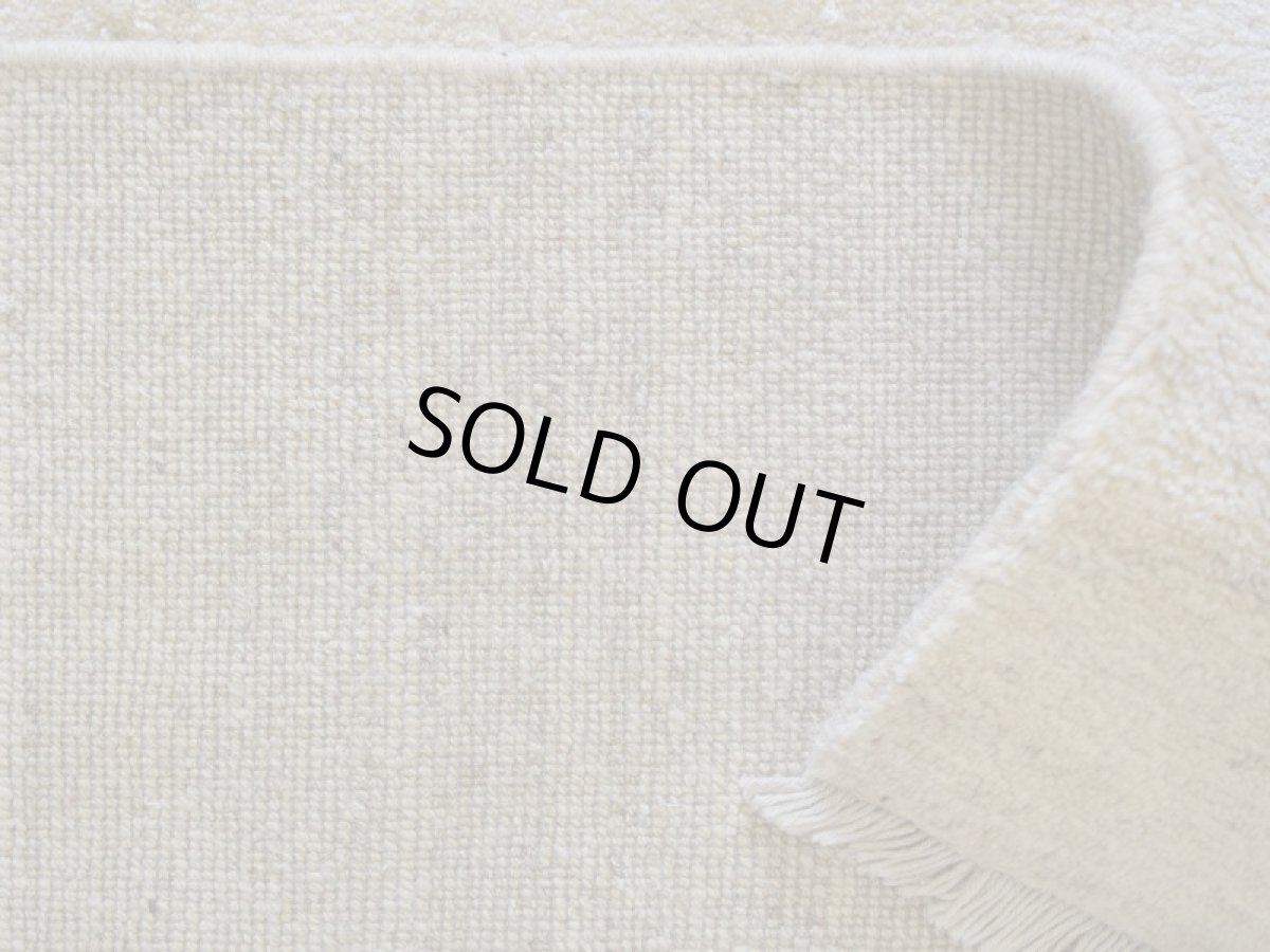 画像16: 新品 ペルシャ ギャッベ 縦2.4m 横1.7m 4㎡ 〜3帖 リビング ダイニング 2-3人掛けソファ サイズ 240 × 158 cm No.P394 肉厚 天然 ウール ギャベ 手織り ハンドメイド ラグ 絨毯 カーペット リビングダイニングルームやベッドサイドに 生成り クリーム ベージュ n-p394-240170h093p (16)