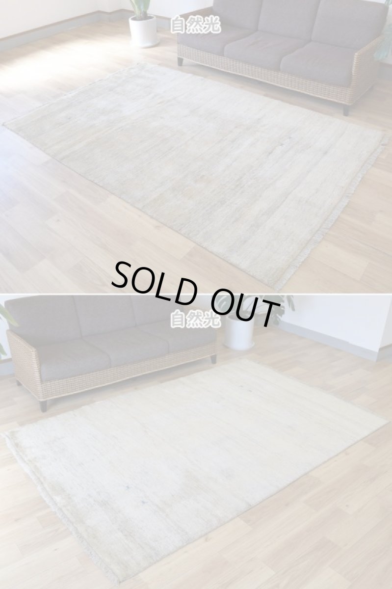画像4: 新品 ペルシャ ギャッベ 縦2.4m 横1.7m 4㎡ 〜3帖 リビング ダイニング 2-3人掛けソファ サイズ 240 × 158 cm No.P394 肉厚 天然 ウール ギャベ 手織り ハンドメイド ラグ 絨毯 カーペット リビングダイニングルームやベッドサイドに 生成り クリーム ベージュ n-p394-240170h093p (4)