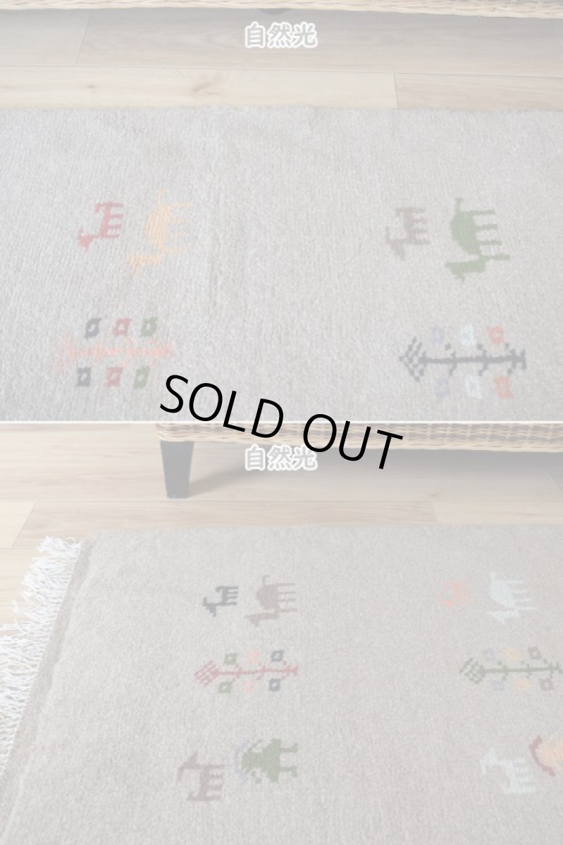 画像6: 新品 ペルシャ ギャッベ 縦2m 横1.5m 3㎡ 〜2帖程度 リビング ダイニング 2-3人掛けソファ サイズ 198 × 148 cm No.R404 肉厚 天然 ウール ギャベ 手織り ハンドメイド ラグ 絨毯 カーペット リビングダイニングルームやベッドサイドに ライトグレー ベージュ n-r404-198148h051-002 (6)