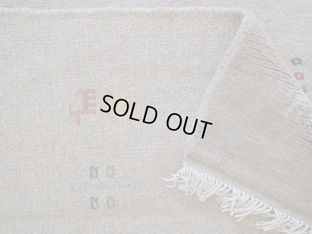 画像16: 新品 ペルシャ ギャッベ 縦2m 横1.5m 3㎡ 〜2帖程度 リビング ダイニング 2-3人掛けソファ サイズ 198 × 148 cm No.R404 肉厚 天然 ウール ギャベ 手織り ハンドメイド ラグ 絨毯 カーペット リビングダイニングルームやベッドサイドに ライトグレー ベージュ n-r404-198148h051-002 (16)