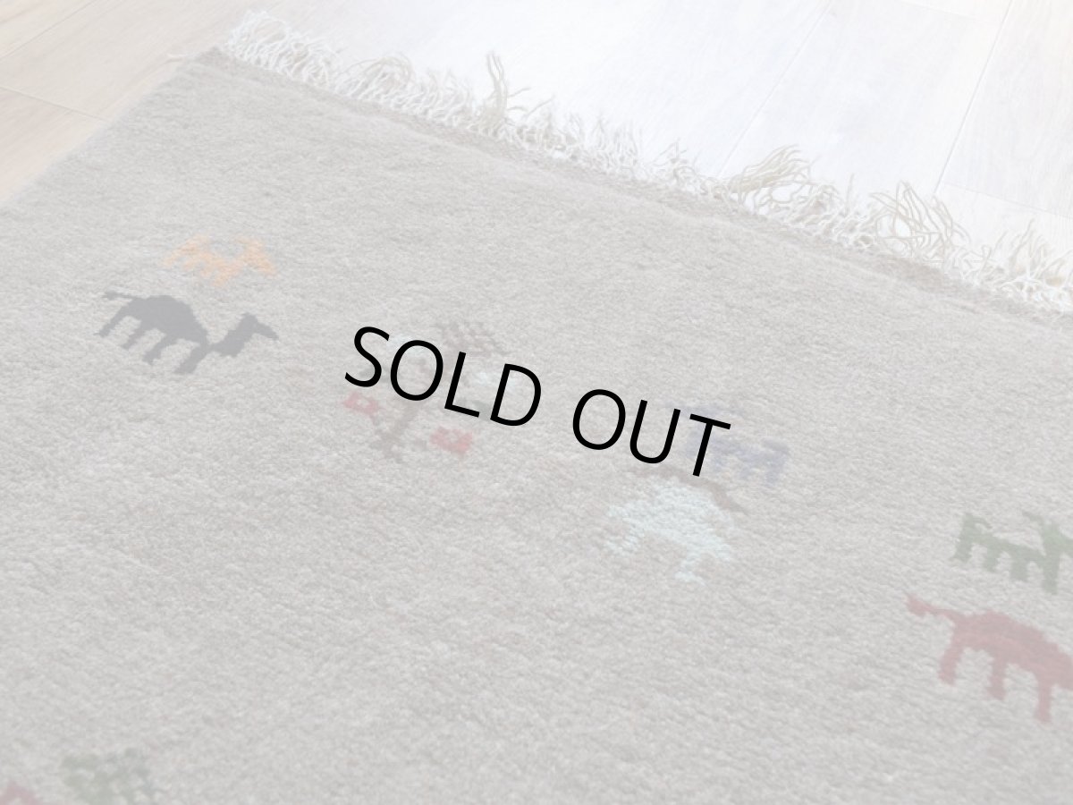 画像10: 新品 ペルシャ ギャッベ 縦2m 横1.5m 3㎡ 〜2帖程度 リビング ダイニング 2-3人掛けソファ サイズ 198 × 148 cm No.R404 肉厚 天然 ウール ギャベ 手織り ハンドメイド ラグ 絨毯 カーペット リビングダイニングルームやベッドサイドに ライトグレー ベージュ n-r404-198148h051-002 (10)