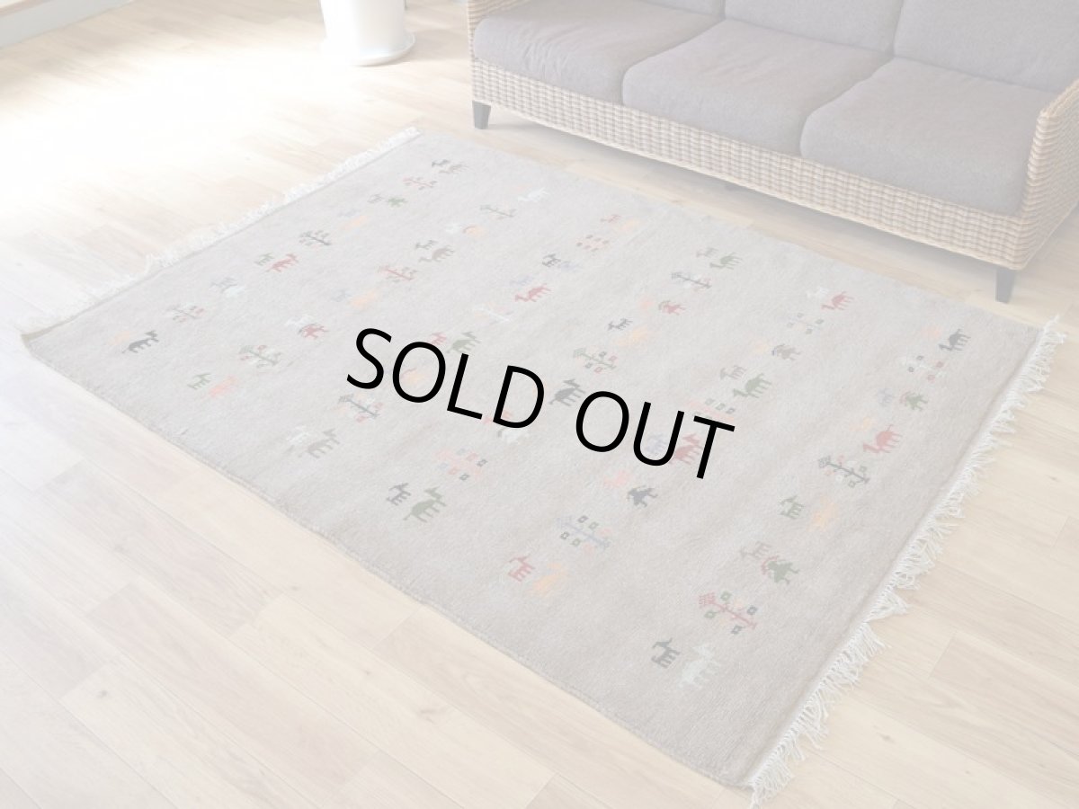 画像2: 新品 ペルシャ ギャッベ 縦2m 横1.5m 3㎡ 〜2帖程度 リビング ダイニング 2-3人掛けソファ サイズ 198 × 148 cm No.R404 肉厚 天然 ウール ギャベ 手織り ハンドメイド ラグ 絨毯 カーペット リビングダイニングルームやベッドサイドに ライトグレー ベージュ n-r404-198148h051-002 (2)