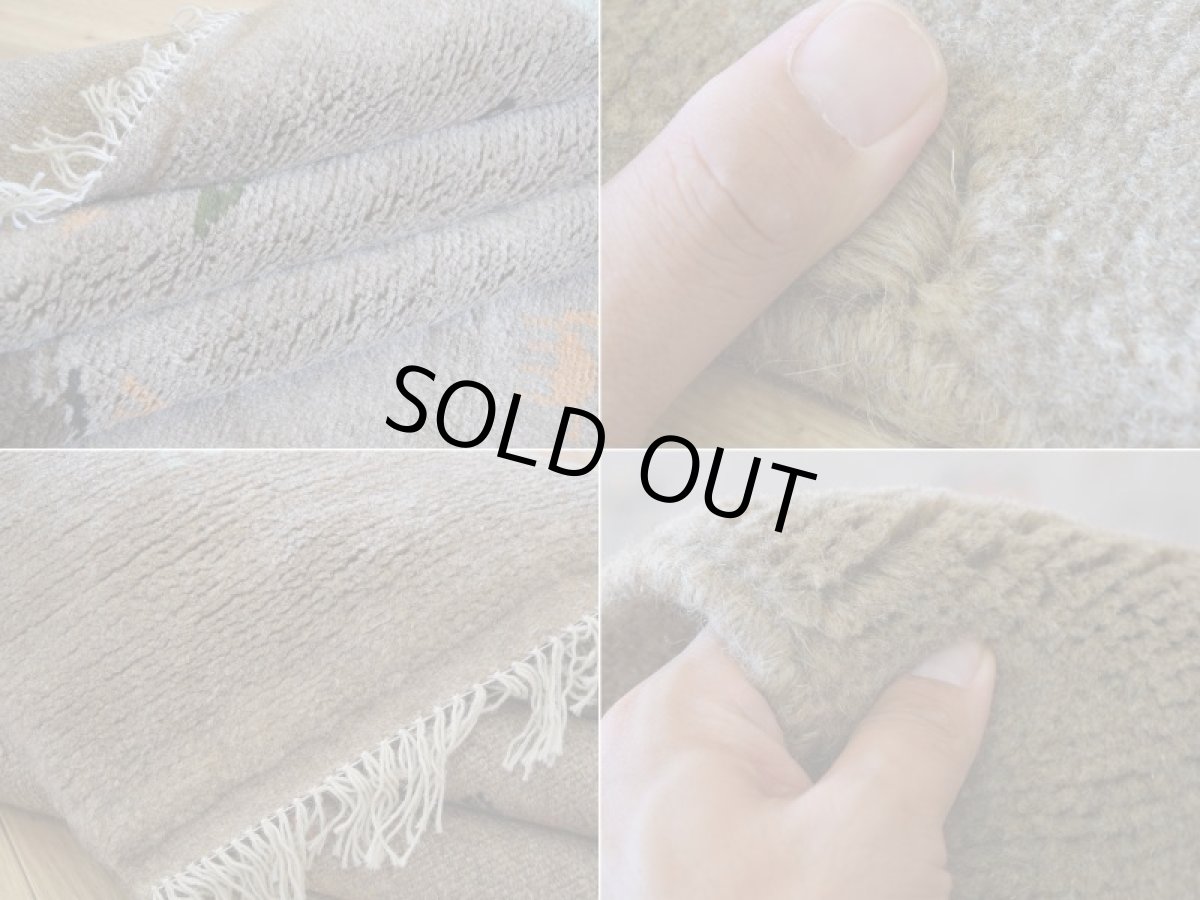 画像18: 新品 ペルシャ ギャッベ 縦2m 横1.5m 3㎡ 〜2帖程度 リビング ダイニング 2-3人掛けソファ サイズ 198 × 148 cm No.R404 肉厚 天然 ウール ギャベ 手織り ハンドメイド ラグ 絨毯 カーペット リビングダイニングルームやベッドサイドに ライトグレー ベージュ n-r404-198148h051-002 (18)