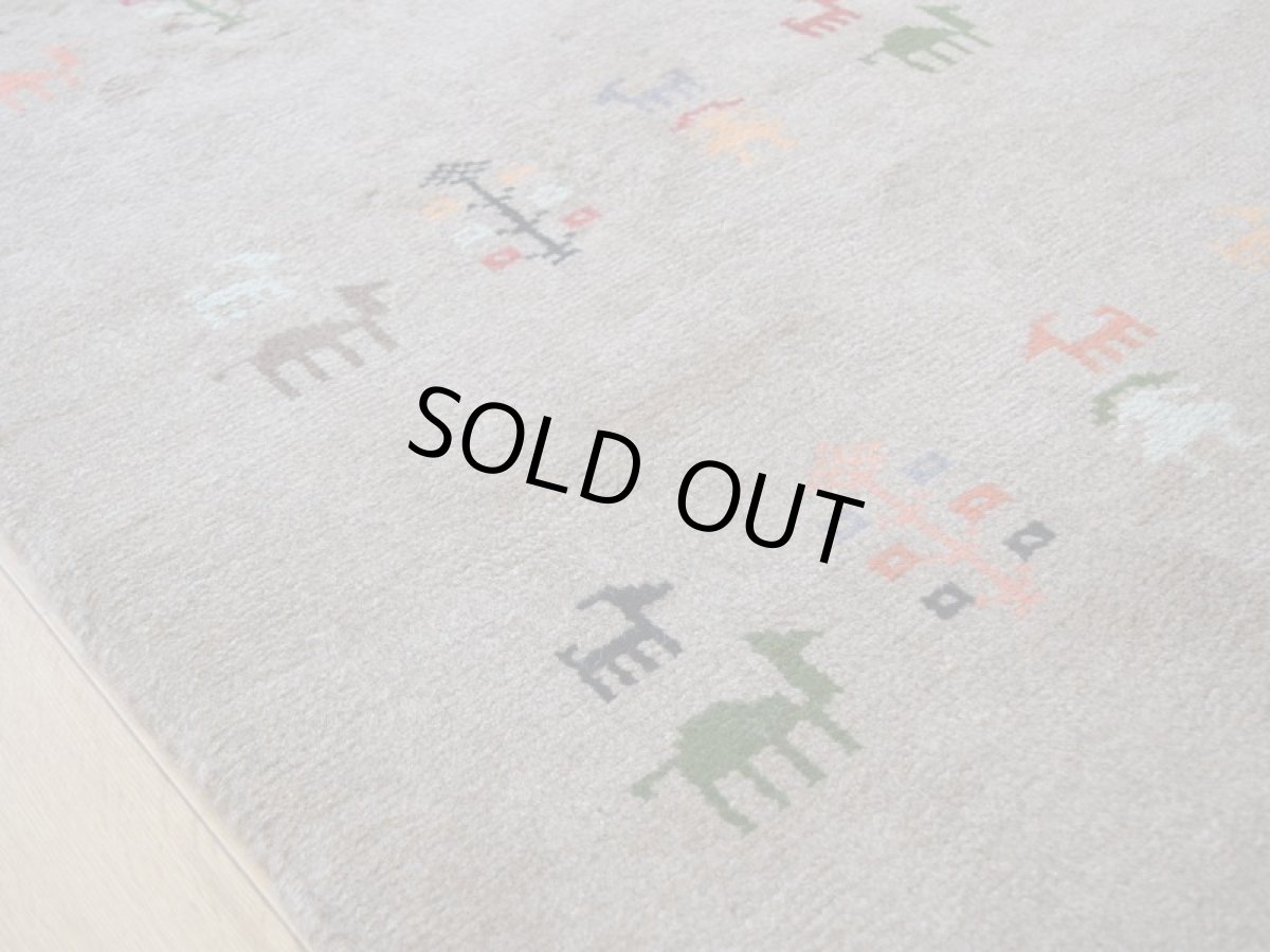 画像13: 新品 ペルシャ ギャッベ 縦2m 横1.5m 3㎡ 〜2帖程度 リビング ダイニング 2-3人掛けソファ サイズ 198 × 148 cm No.R404 肉厚 天然 ウール ギャベ 手織り ハンドメイド ラグ 絨毯 カーペット リビングダイニングルームやベッドサイドに ライトグレー ベージュ n-r404-198148h051-002 (13)