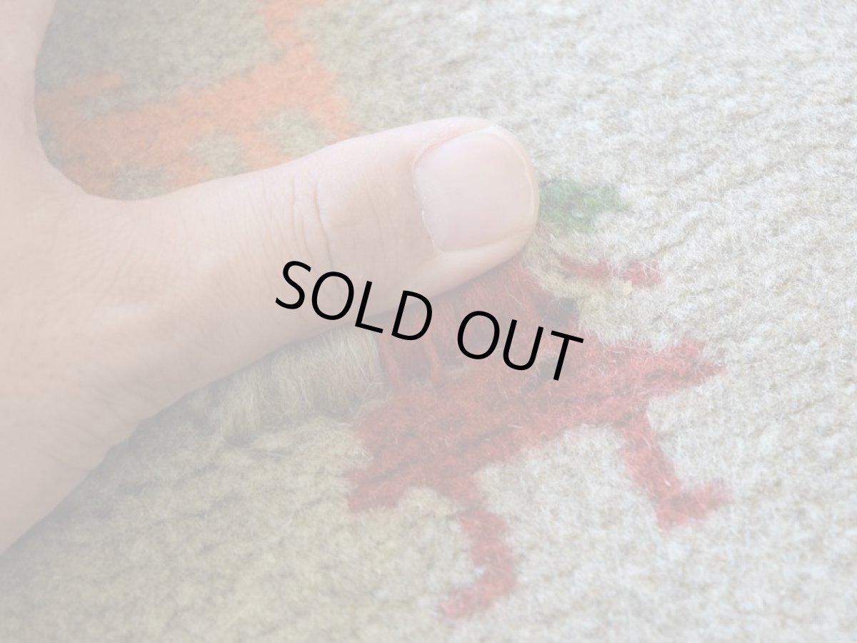 画像12: 新品 ペルシャ ギャッベ 縦2m 横1.5m 3㎡ 〜2帖程度 リビング ダイニング 2-3人掛けソファ サイズ 198 × 148 cm No.R404 肉厚 天然 ウール ギャベ 手織り ハンドメイド ラグ 絨毯 カーペット リビングダイニングルームやベッドサイドに ライトグレー ベージュ n-r404-198148h051-002 (12)