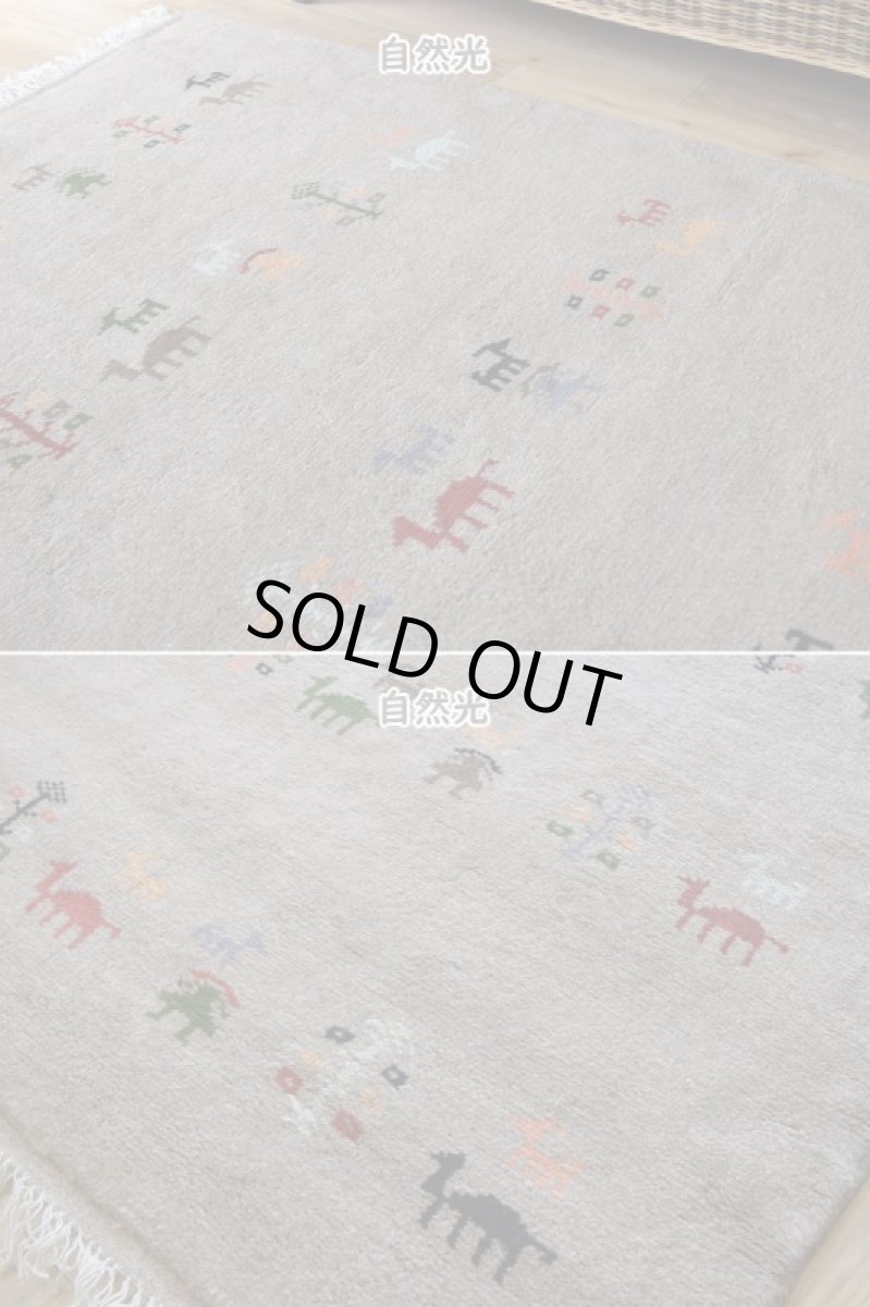 画像7: 新品 ペルシャ ギャッベ 縦2m 横1.5m 3㎡ 〜2帖程度 リビング ダイニング 2-3人掛けソファ サイズ 198 × 148 cm No.R404 肉厚 天然 ウール ギャベ 手織り ハンドメイド ラグ 絨毯 カーペット リビングダイニングルームやベッドサイドに ライトグレー ベージュ n-r404-198148h051-002 (7)