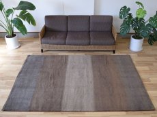 画像1: 新品 ペルシャ ギャッベ 縦2.5m 横1.7m 4㎡ 〜4帖 リビング ダイニング 2-3人掛けソファサイズ 237 × 164 cm No.1467 天然 肉厚 ウール ギャベ 手織り ハンドメイド ラグ 絨毯 カーペット ベージュ ブラウン グレー グラデーション ボーダー リビングダイニングルームやベッドサイドに n-1467-237164s032-003 (1)