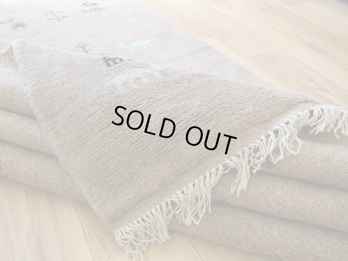 画像15: 新品 ペルシャ ギャッベ 縦2m 横1.5m 3㎡ 〜2帖程度 リビング ダイニング 2-3人掛けソファ サイズ 198 × 148 cm No.R404 肉厚 天然 ウール ギャベ 手織り ハンドメイド ラグ 絨毯 カーペット リビングダイニングルームやベッドサイドに ライトグレー ベージュ n-r404-198148h051-002 (15)
