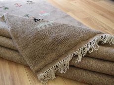 画像15: 新品 ペルシャ ギャッベ 縦2m 横1.5m 3㎡ 〜2帖程度 リビング ダイニング 2-3人掛けソファ サイズ 198 × 148 cm No.R404 肉厚 天然 ウール ギャベ 手織り ハンドメイド ラグ 絨毯 カーペット リビングダイニングルームやベッドサイドに ライトグレー ベージュ n-r404-198148h051-002 (15)