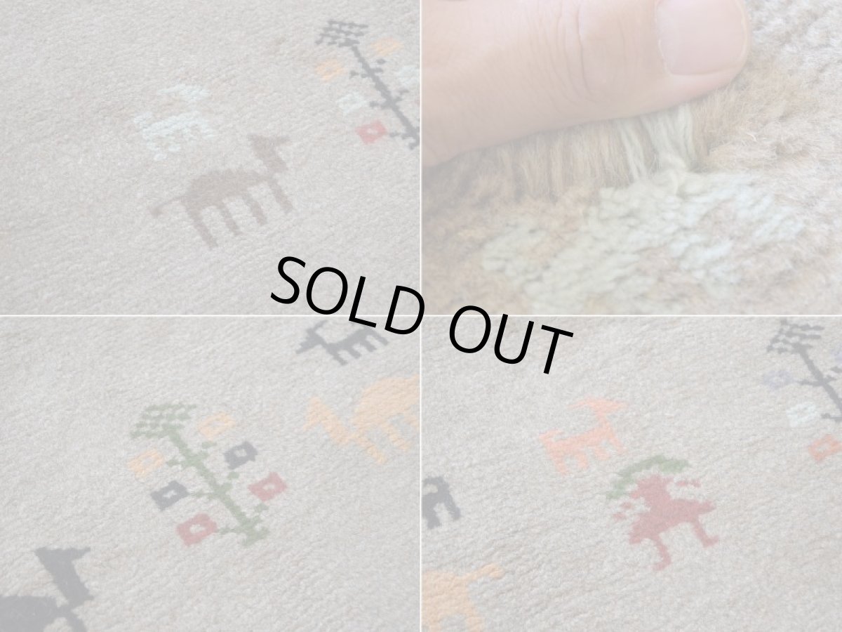 画像17: 新品 ペルシャ ギャッベ 縦2m 横1.5m 3㎡ 〜2帖程度 リビング ダイニング 2-3人掛けソファ サイズ 198 × 148 cm No.R404 肉厚 天然 ウール ギャベ 手織り ハンドメイド ラグ 絨毯 カーペット リビングダイニングルームやベッドサイドに ライトグレー ベージュ n-r404-198148h051-002 (17)