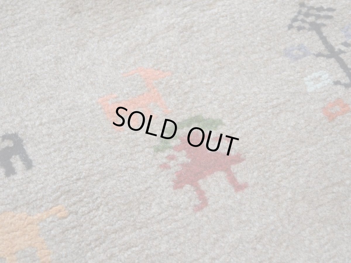 画像11: 新品 ペルシャ ギャッベ 縦2m 横1.5m 3㎡ 〜2帖程度 リビング ダイニング 2-3人掛けソファ サイズ 198 × 148 cm No.R404 肉厚 天然 ウール ギャベ 手織り ハンドメイド ラグ 絨毯 カーペット リビングダイニングルームやベッドサイドに ライトグレー ベージュ n-r404-198148h051-002 (11)