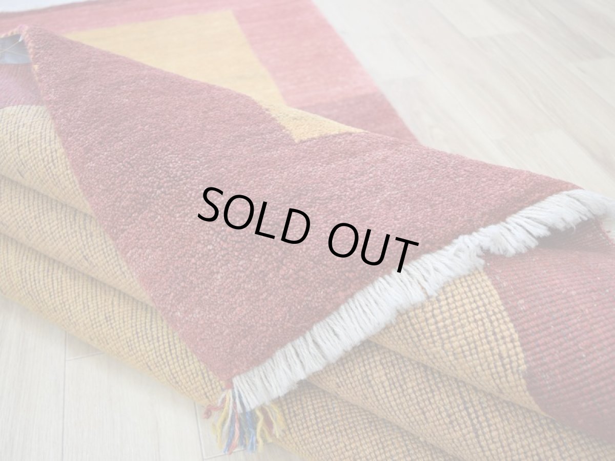 画像13: 新品 ペルシャ ギャッベ 縦2.3m 横1.7m 4㎡ 〜3帖 リビング ダイニング 2-3人掛けソファ サイズ 227 × 164 cm No.2395 天然 草木染 肉厚 ウール ギャベ 手織り ハンドメイド ラグ 絨毯 カーペット リビングダイニングルームやベッドサイドに イエロー 赤 黄 動物 柄 シンプルデザイン n-2395-227164s064-006p (13)