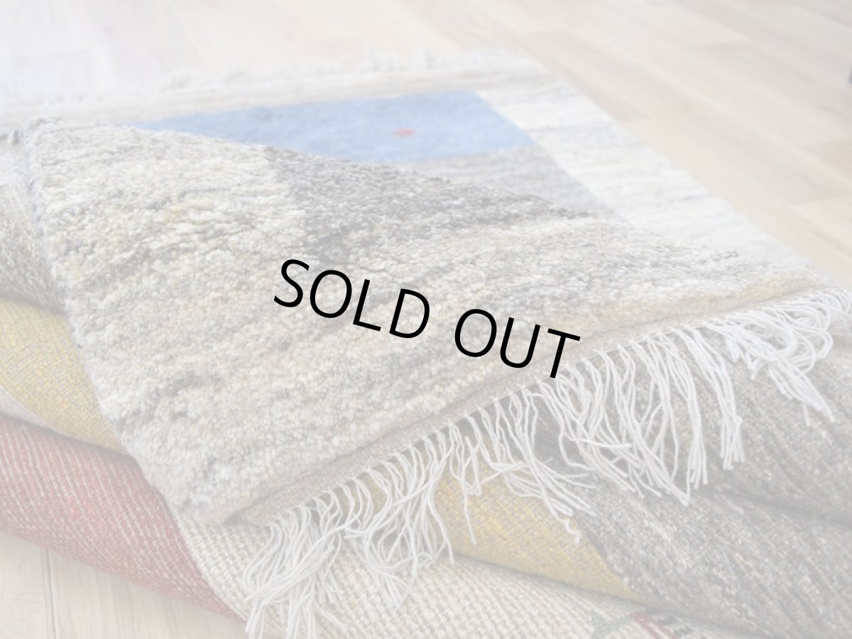 画像13: 新品 ペルシャ ギャッベ 縦2m 横1.5m 3㎡ 〜2帖 リビング ダイニング 2-3人掛けソファ サイズ 190 × 155 cm No.P397 肉厚 天然 ウール ギャベ 手織り ハンドメイド ラグ 絨毯 カーペット リビングダイニングルームやベッドサイドに 赤 黄 青 生成り グレー 原毛系 ボーダー n-p397-190155h092p (13)
