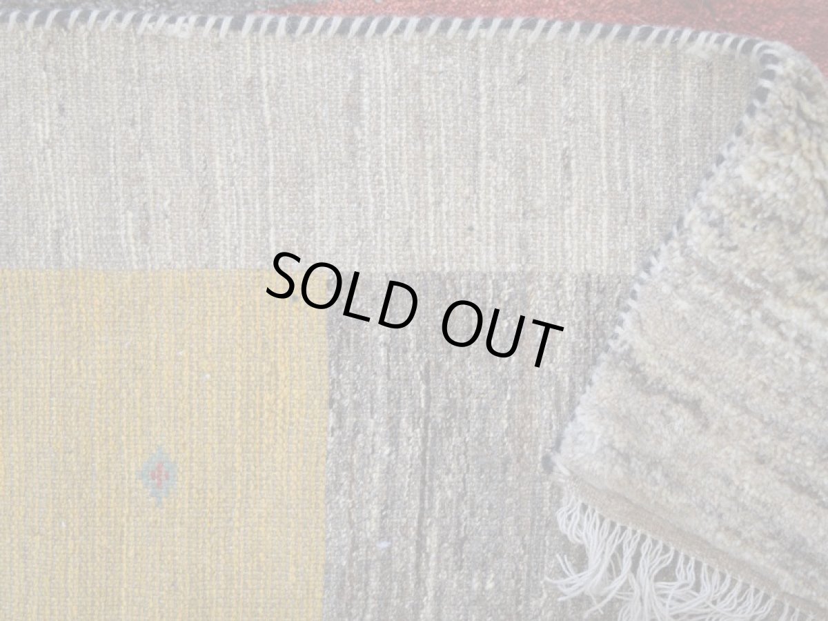 画像14: 新品 ペルシャ ギャッベ 縦2m 横1.5m 3㎡ 〜2帖 リビング ダイニング 2-3人掛けソファ サイズ 190 × 155 cm No.P397 肉厚 天然 ウール ギャベ 手織り ハンドメイド ラグ 絨毯 カーペット リビングダイニングルームやベッドサイドに 赤 黄 青 生成り グレー 原毛系 ボーダー n-p397-190155h092p (14)