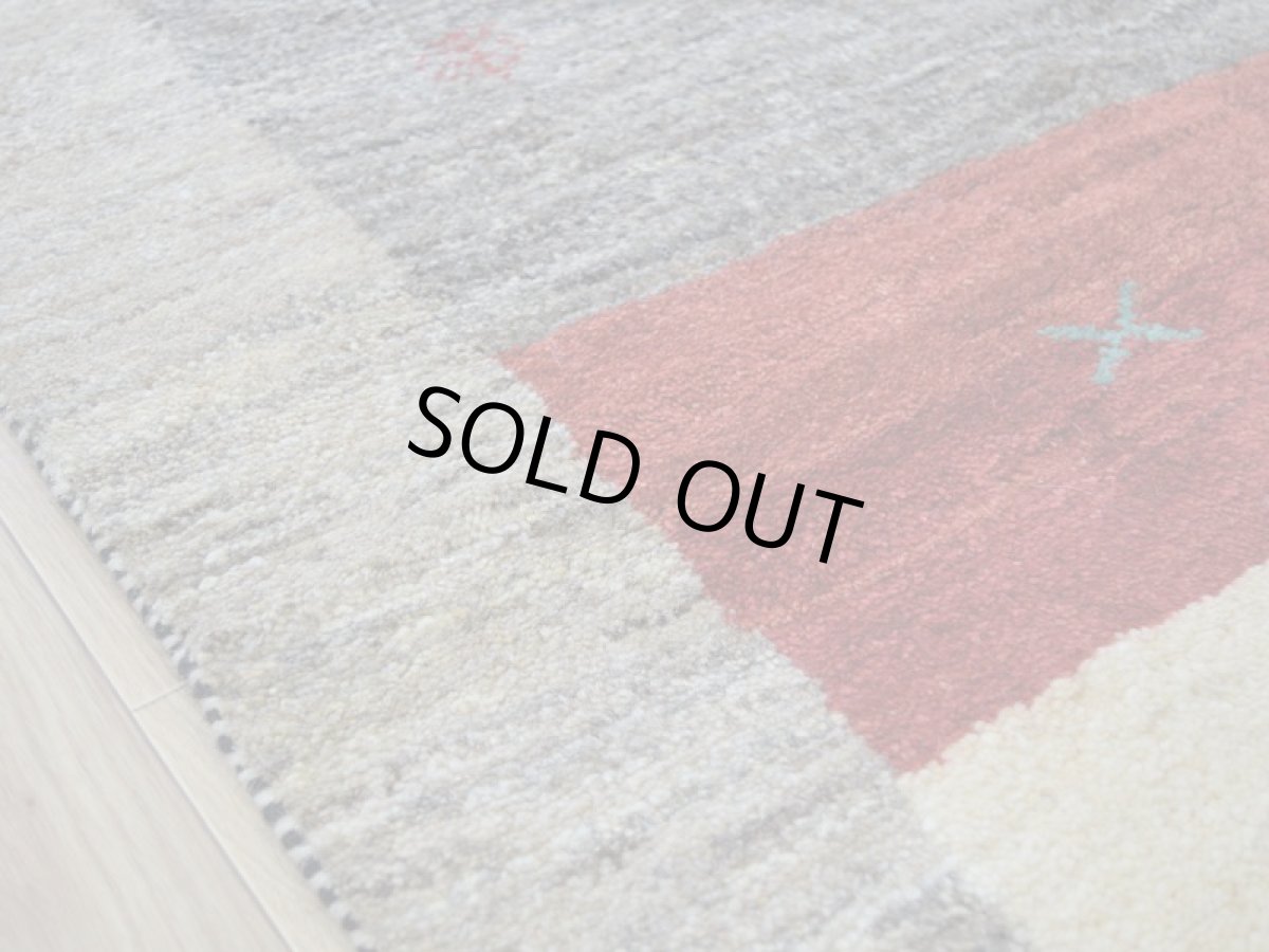 画像10: 新品 ペルシャ ギャッベ 縦2m 横1.5m 3㎡ 〜2帖 リビング ダイニング 2-3人掛けソファ サイズ 190 × 155 cm No.P397 肉厚 天然 ウール ギャベ 手織り ハンドメイド ラグ 絨毯 カーペット リビングダイニングルームやベッドサイドに 赤 黄 青 生成り グレー 原毛系 ボーダー n-p397-190155h092p (10)