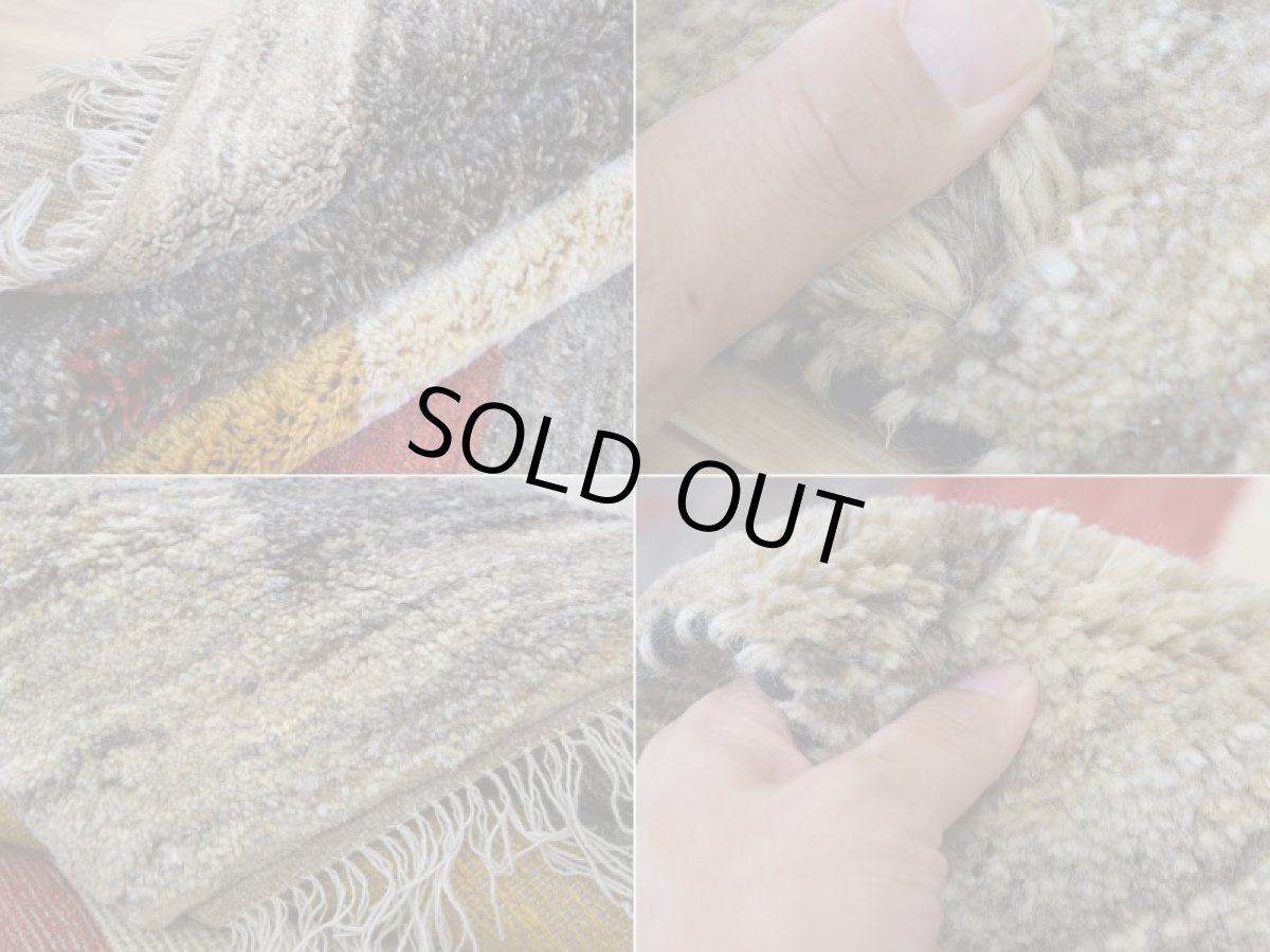 画像18: 新品 ペルシャ ギャッベ 縦2m 横1.5m 3㎡ 〜2帖 リビング ダイニング 2-3人掛けソファ サイズ 190 × 155 cm No.P397 肉厚 天然 ウール ギャベ 手織り ハンドメイド ラグ 絨毯 カーペット リビングダイニングルームやベッドサイドに 赤 黄 青 生成り グレー 原毛系 ボーダー n-p397-190155h092p (18)