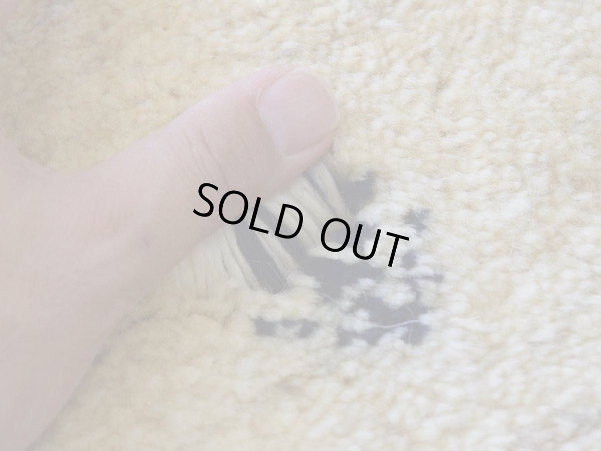 画像11: 新品 ペルシャ ギャッベ 縦2m 横1.5m 3㎡ 〜2帖 リビング ダイニング 2-3人掛けソファ サイズ 190 × 155 cm No.P397 肉厚 天然 ウール ギャベ 手織り ハンドメイド ラグ 絨毯 カーペット リビングダイニングルームやベッドサイドに 赤 黄 青 生成り グレー 原毛系 ボーダー n-p397-190155h092p (11)