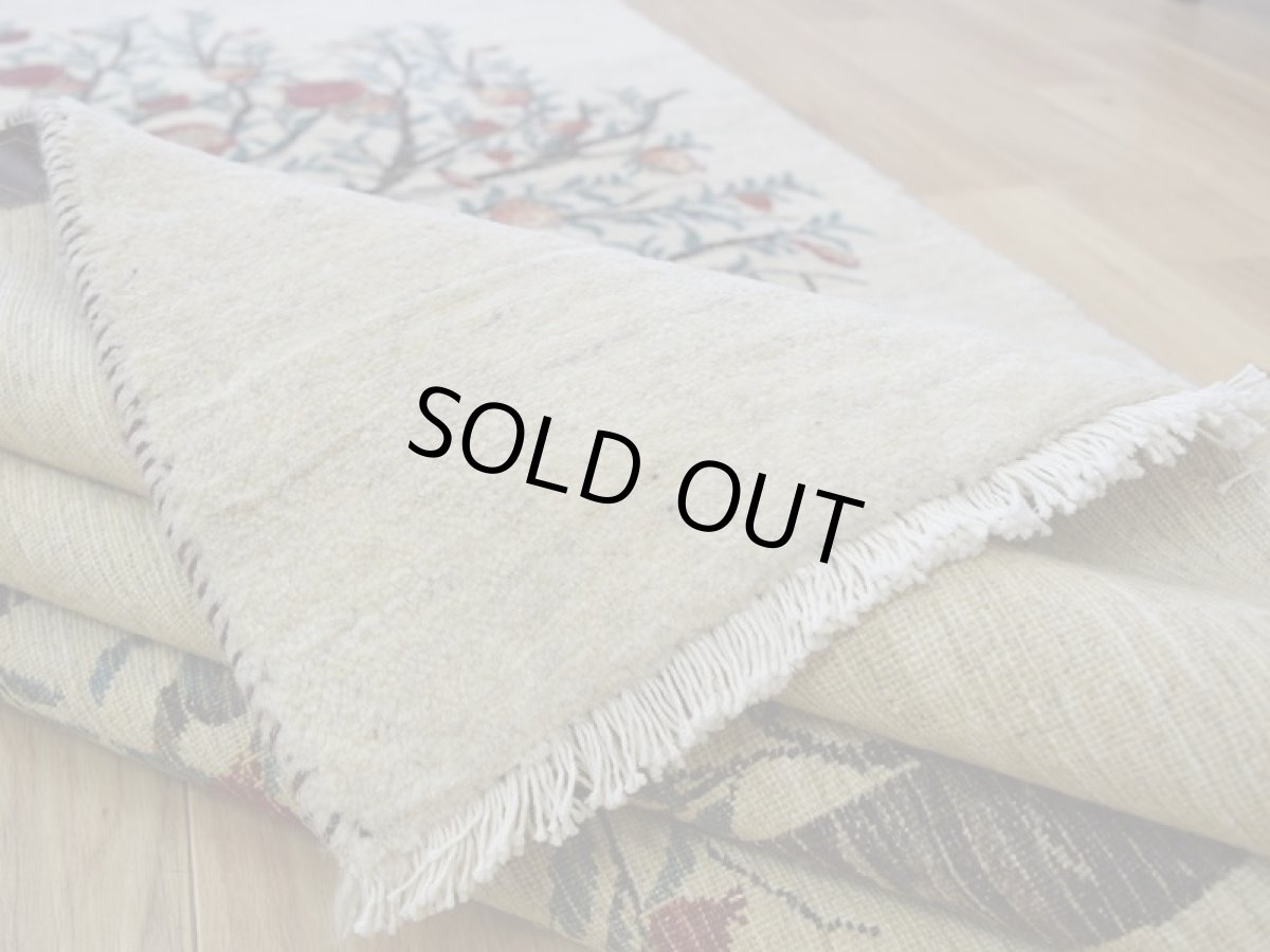 画像12: 新品 ペルシャ ギャッベ 縦2.3m 横1.5m 3.3㎡ 〜2帖程度 リビング ダイニング 2-3人掛けソファ サイズ 224 × 147 cm No.A627 肉厚 リーズバフト ウール 手織りギャベ  ハンドメイド ラグ 絨毯 カーペット ザクロの木 生命の樹 生成り ベージュ クリーム リビングダイニングルームやベッドサイドに n-a627-224147h027-039 (12)