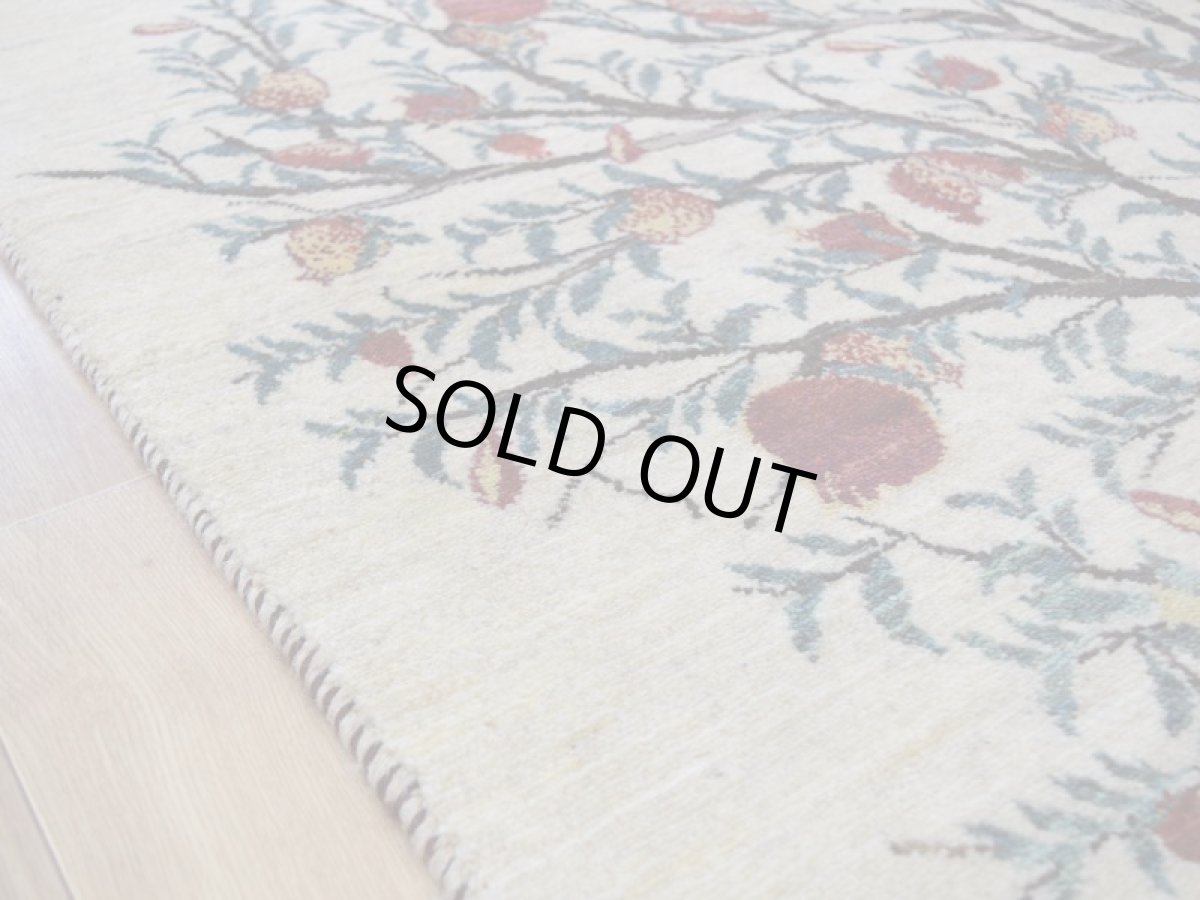 画像10: 新品 ペルシャ ギャッベ 縦2.3m 横1.5m 3.3㎡ 〜2帖程度 リビング ダイニング 2-3人掛けソファ サイズ 224 × 147 cm No.A627 肉厚 リーズバフト ウール 手織りギャベ  ハンドメイド ラグ 絨毯 カーペット ザクロの木 生命の樹 生成り ベージュ クリーム リビングダイニングルームやベッドサイドに n-a627-224147h027-039 (10)