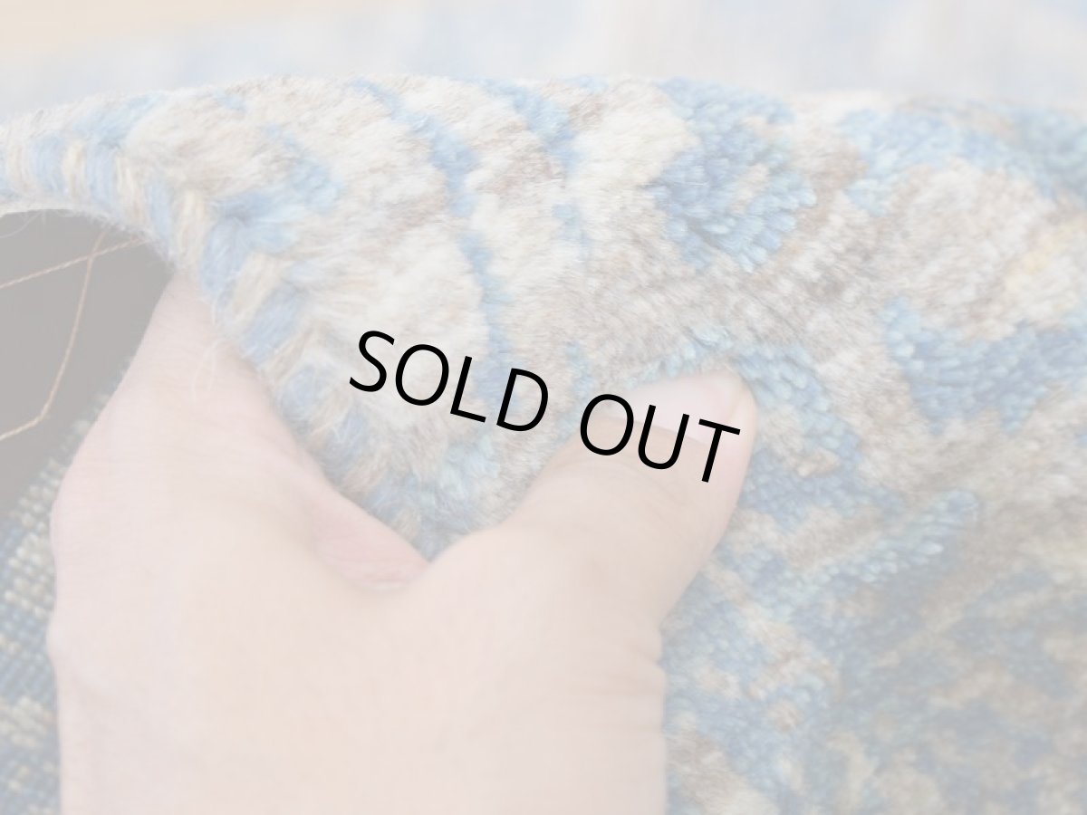 画像13: 新品 ペルシャ ギャッベ 縦2.5m 横1.7m 4㎡ 〜2-3帖程度 リビング ダイニング 2-3人掛けソファ サイズ 239 × 158 cm No.A624 肉厚 リーズバフト ウール 手織りギャベ  ハンドメイド ラグ 絨毯 カーペット グレー 原毛系  青 水色 リビングダイニングルームやベッドサイドに n-a624-239158h028a0701 (13)