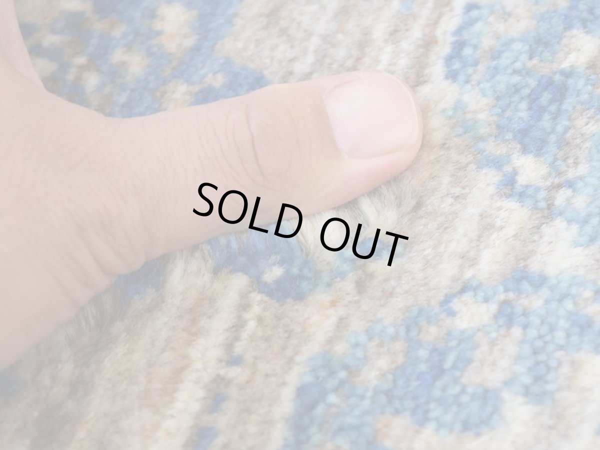 画像11: 新品 ペルシャ ギャッベ 縦2.5m 横1.7m 4㎡ 〜2-3帖程度 リビング ダイニング 2-3人掛けソファ サイズ 239 × 158 cm No.A624 肉厚 リーズバフト ウール 手織りギャベ  ハンドメイド ラグ 絨毯 カーペット グレー 原毛系  青 水色 リビングダイニングルームやベッドサイドに n-a624-239158h028a0701 (11)