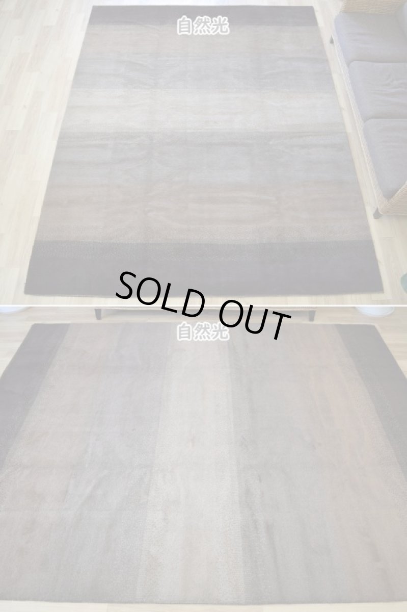 画像3: 新品 ペルシャ ギャッベ 縦3m 横2m 6㎡ 〜6帖程度 リビング ダイニング 3人掛けソファ コーナーソファサイズ 272 × 222 cm No.1452 肉厚 ウール ギャベ 手織り ハンドメイド ラグ 絨毯 カーペット ベージュ ブラウン グレー ブラック グラデーション ボーダー リビングダイニングルームやベッドサイドに n-1452-272221s063-074 (3)