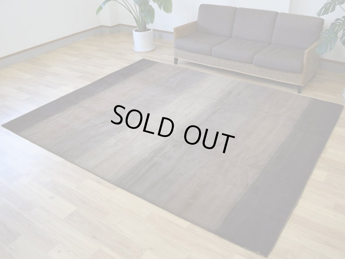 画像2: 新品 ペルシャ ギャッベ 縦3m 横2m 6㎡ 〜6帖程度 リビング ダイニング 3人掛けソファ コーナーソファサイズ 272 × 222 cm No.1452 肉厚 ウール ギャベ 手織り ハンドメイド ラグ 絨毯 カーペット ベージュ ブラウン グレー ブラック グラデーション ボーダー リビングダイニングルームやベッドサイドに n-1452-272221s063-074 (2)
