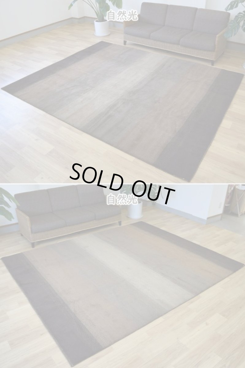 画像4: 新品 ペルシャ ギャッベ 縦3m 横2m 6㎡ 〜6帖程度 リビング ダイニング 3人掛けソファ コーナーソファサイズ 272 × 222 cm No.1452 肉厚 ウール ギャベ 手織り ハンドメイド ラグ 絨毯 カーペット ベージュ ブラウン グレー ブラック グラデーション ボーダー リビングダイニングルームやベッドサイドに n-1452-272221s063-074 (4)