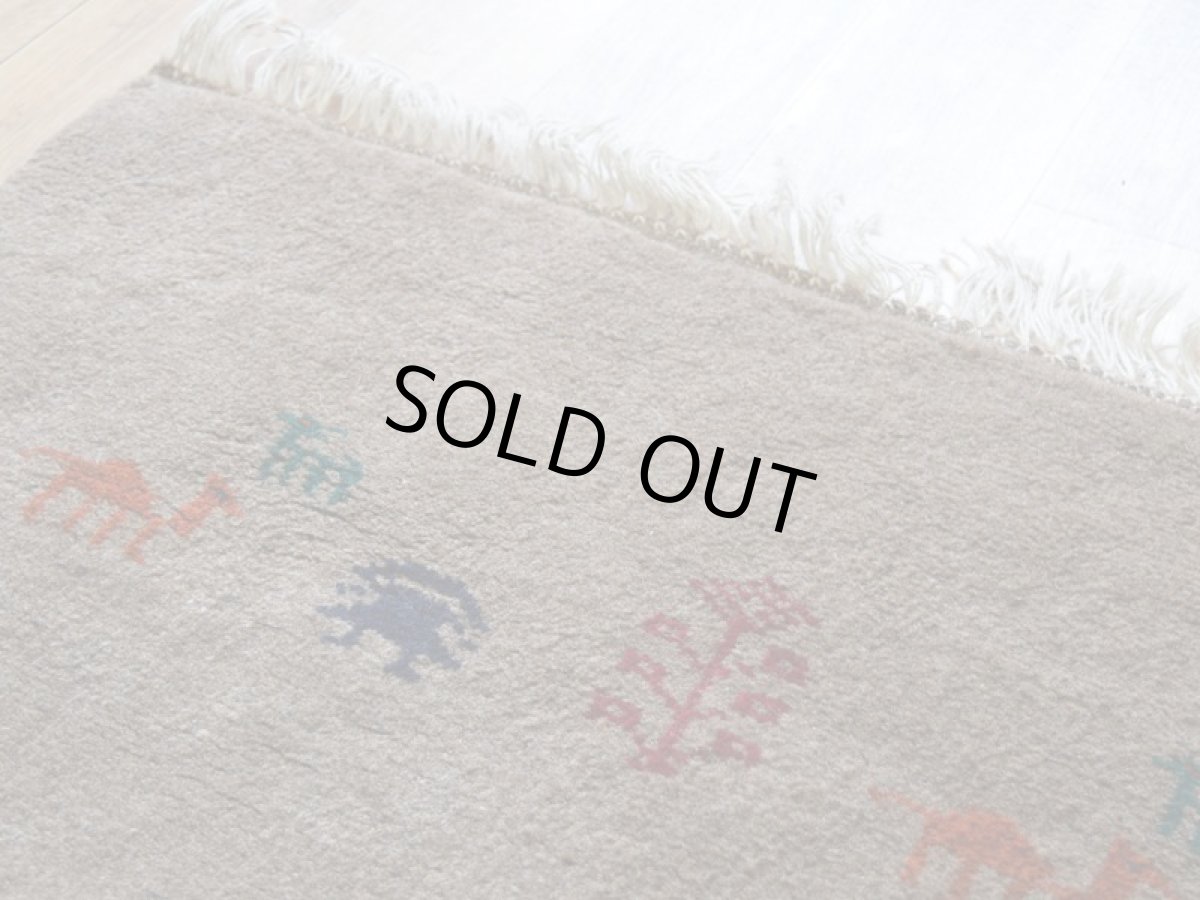 画像10: 新品 ペルシャ ギャッベ 縦2m 横1.4m 2.7㎡ リビング ダイニング 2-3人掛けソファ サイズ 198 × 136 cm No.R394 肉厚 天然 ウール ギャベ 手織り ハンドメイド ラグ 絨毯 カーペット リビングダイニングルームやベッドサイドに ライトブラウン 茶 動物 植物柄 n-r394-198136h031-071 (10)