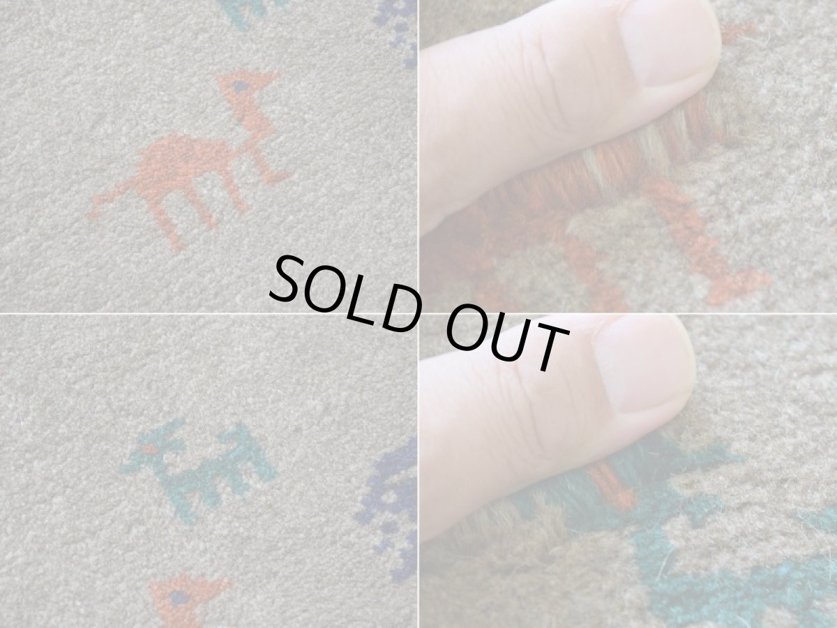 画像16: 新品 ペルシャ ギャッベ 縦2m 横1.4m 2.7㎡ リビング ダイニング 2-3人掛けソファ サイズ 198 × 136 cm No.R394 肉厚 天然 ウール ギャベ 手織り ハンドメイド ラグ 絨毯 カーペット リビングダイニングルームやベッドサイドに ライトブラウン 茶 動物 植物柄 n-r394-198136h031-071 (16)
