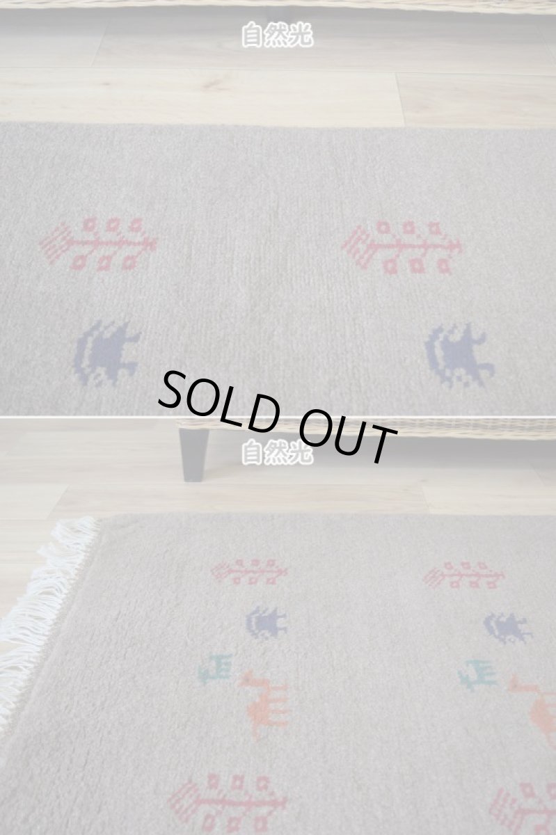 画像6: 新品 ペルシャ ギャッベ 縦2m 横1.4m 2.7㎡ リビング ダイニング 2-3人掛けソファ サイズ 198 × 136 cm No.R394 肉厚 天然 ウール ギャベ 手織り ハンドメイド ラグ 絨毯 カーペット リビングダイニングルームやベッドサイドに ライトブラウン 茶 動物 植物柄 n-r394-198136h031-071 (6)