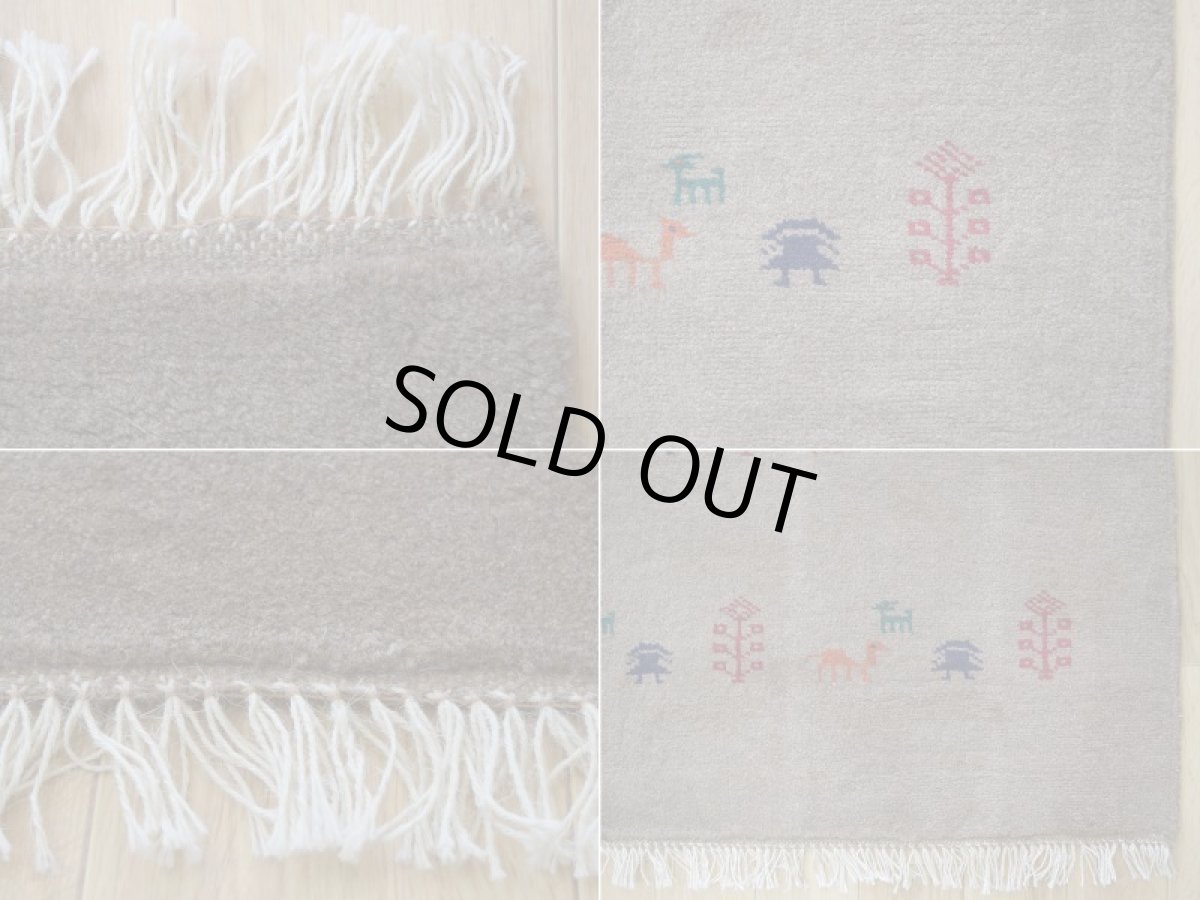 画像18: 新品 ペルシャ ギャッベ 縦2m 横1.4m 2.7㎡ リビング ダイニング 2-3人掛けソファ サイズ 198 × 136 cm No.R394 肉厚 天然 ウール ギャベ 手織り ハンドメイド ラグ 絨毯 カーペット リビングダイニングルームやベッドサイドに ライトブラウン 茶 動物 植物柄 n-r394-198136h031-071 (18)