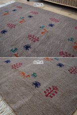 画像7: 新品 ペルシャ ギャッベ 縦2m 横1.4m 2.7㎡ リビング ダイニング 2-3人掛けソファ サイズ 198 × 136 cm No.R394 肉厚 天然 ウール ギャベ 手織り ハンドメイド ラグ 絨毯 カーペット リビングダイニングルームやベッドサイドに ライトブラウン 茶 動物 植物柄 n-r394-198136h031-071 (7)
