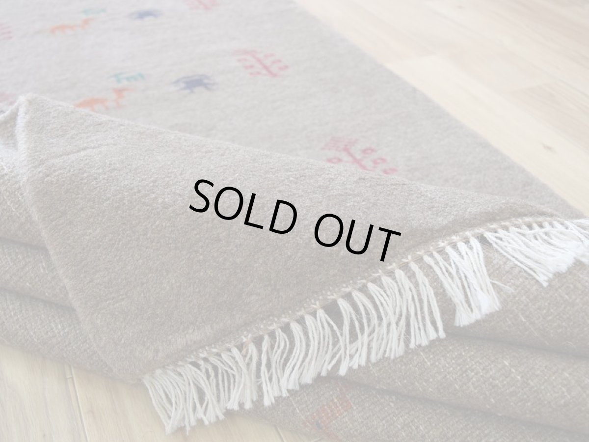 画像13: 新品 ペルシャ ギャッベ 縦2m 横1.4m 2.7㎡ リビング ダイニング 2-3人掛けソファ サイズ 198 × 136 cm No.R394 肉厚 天然 ウール ギャベ 手織り ハンドメイド ラグ 絨毯 カーペット リビングダイニングルームやベッドサイドに ライトブラウン 茶 動物 植物柄 n-r394-198136h031-071 (13)