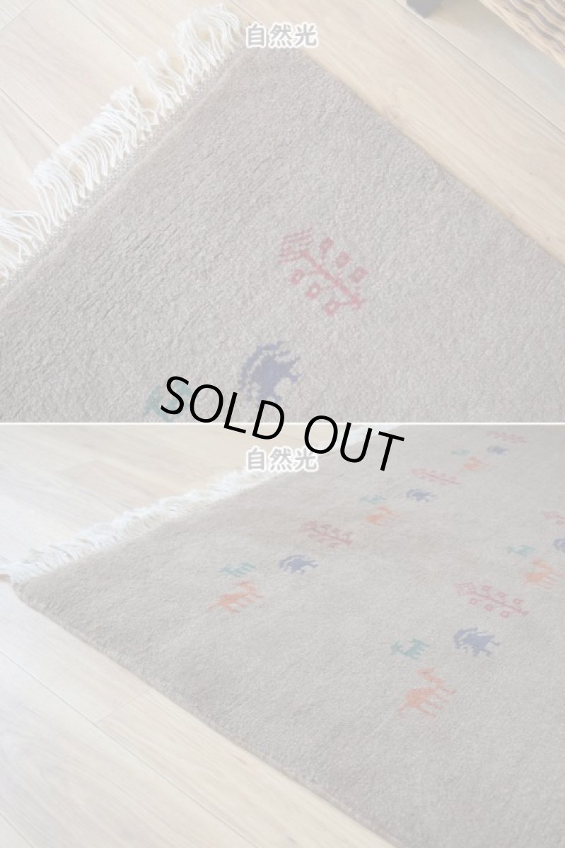 画像8: 新品 ペルシャ ギャッベ 縦2m 横1.4m 2.7㎡ リビング ダイニング 2-3人掛けソファ サイズ 198 × 136 cm No.R394 肉厚 天然 ウール ギャベ 手織り ハンドメイド ラグ 絨毯 カーペット リビングダイニングルームやベッドサイドに ライトブラウン 茶 動物 植物柄 n-r394-198136h031-071 (8)