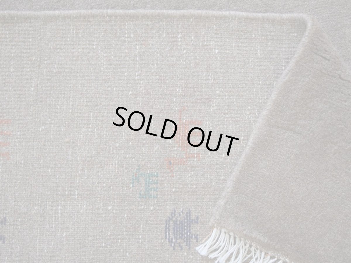 画像14: 新品 ペルシャ ギャッベ 縦2m 横1.4m 2.7㎡ リビング ダイニング 2-3人掛けソファ サイズ 198 × 136 cm No.R394 肉厚 天然 ウール ギャベ 手織り ハンドメイド ラグ 絨毯 カーペット リビングダイニングルームやベッドサイドに ライトブラウン 茶 動物 植物柄 n-r394-198136h031-071 (14)