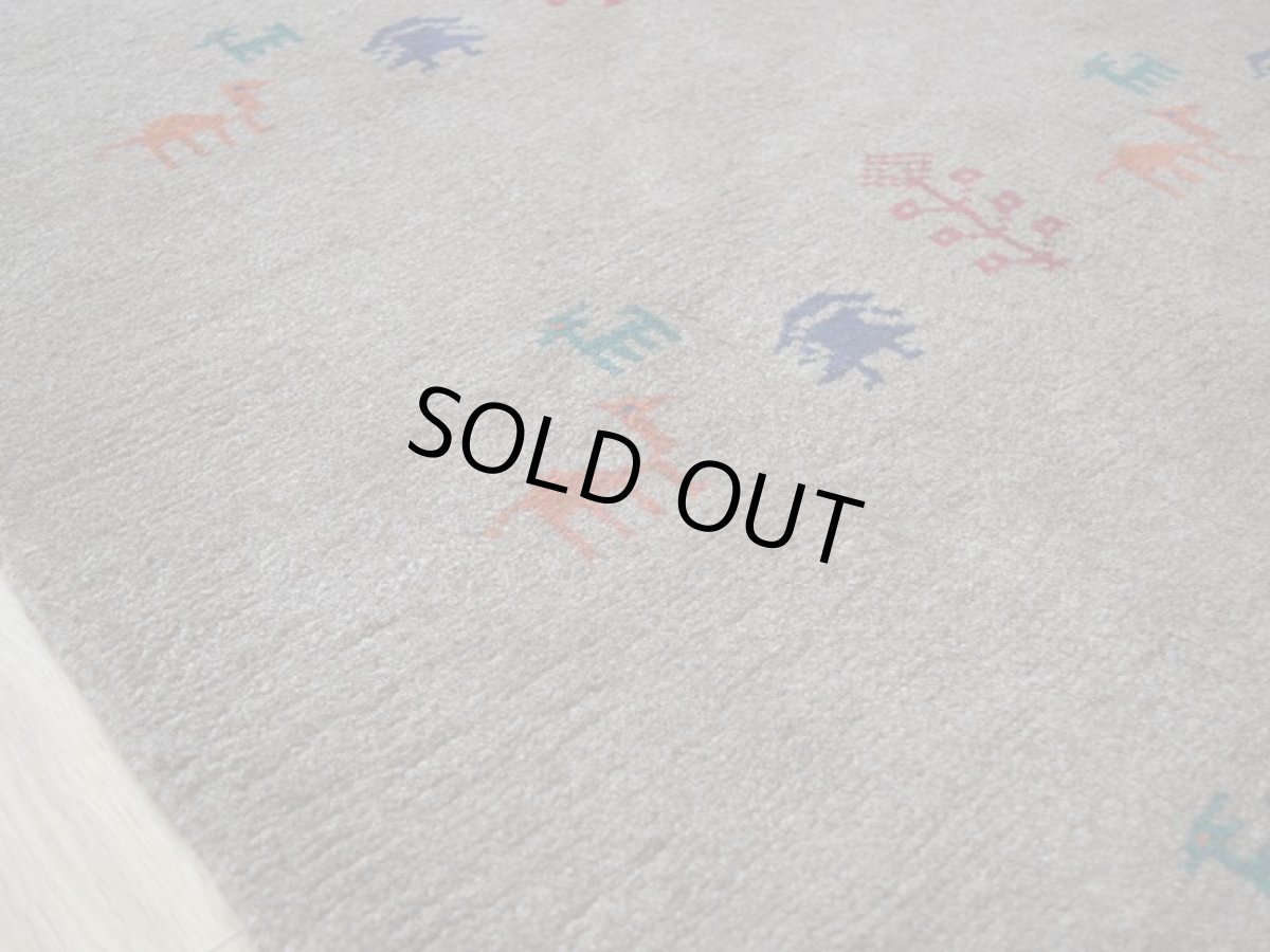 画像11: 新品 ペルシャ ギャッベ 縦2m 横1.4m 2.7㎡ リビング ダイニング 2-3人掛けソファ サイズ 198 × 136 cm No.R394 肉厚 天然 ウール ギャベ 手織り ハンドメイド ラグ 絨毯 カーペット リビングダイニングルームやベッドサイドに ライトブラウン 茶 動物 植物柄 n-r394-198136h031-071 (11)